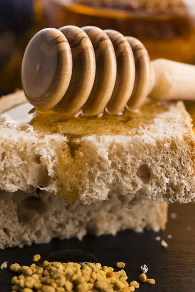 Bröd och burk lavendel honung — Stockfoto