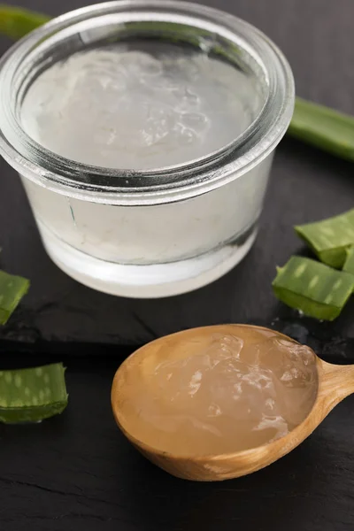 Succo di aloe vera con foglie fresche — Foto Stock