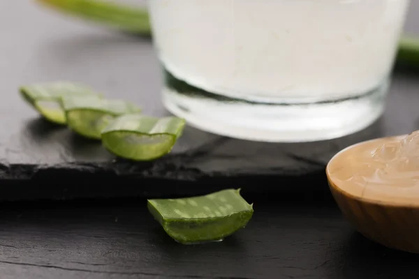 Jugo de aloe vera con hojas frescas — Foto de Stock