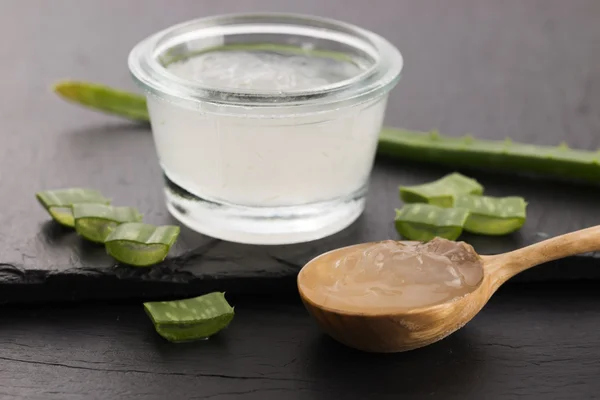 Suco de aloe vera com folhas frescas — Fotografia de Stock