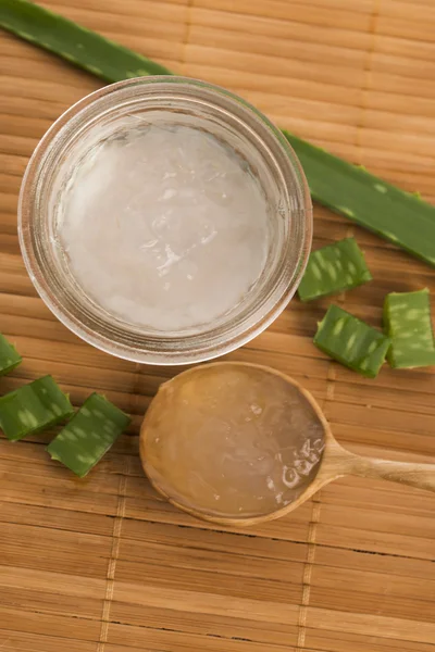 Jugo de aloe vera con hojas frescas — Foto de Stock