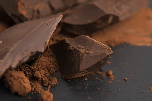 Gehakte chocolade met cacao — Stockfoto