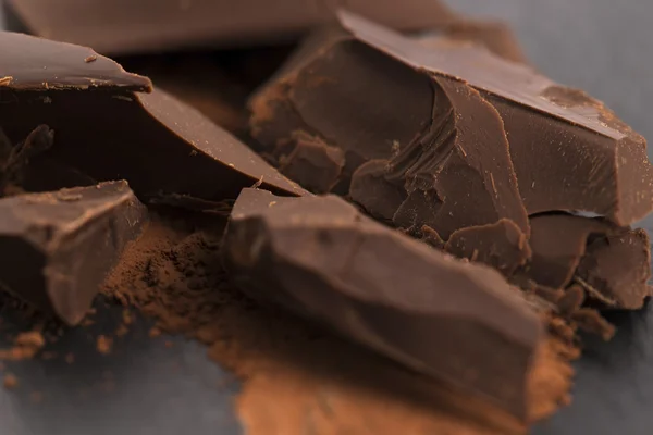 Gehakte chocolade met cacao — Stockfoto