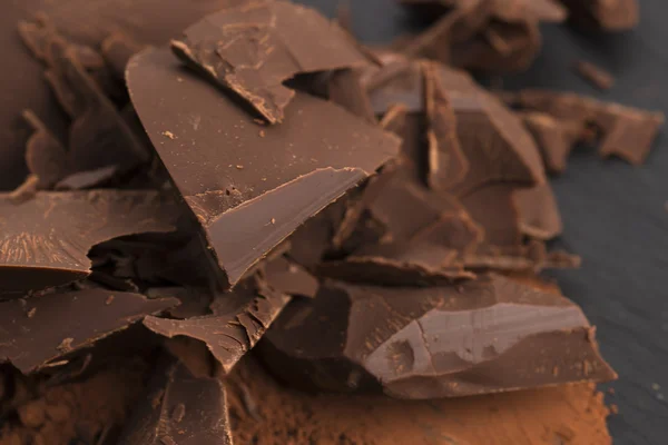 Gehakte chocolade met cacao — Stockfoto