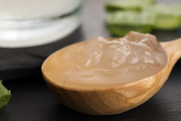 Succo di aloe vera con foglie fresche — Foto Stock