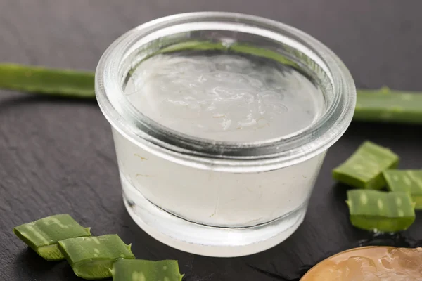 Aloe vera jus dengan daun segar — Stok Foto