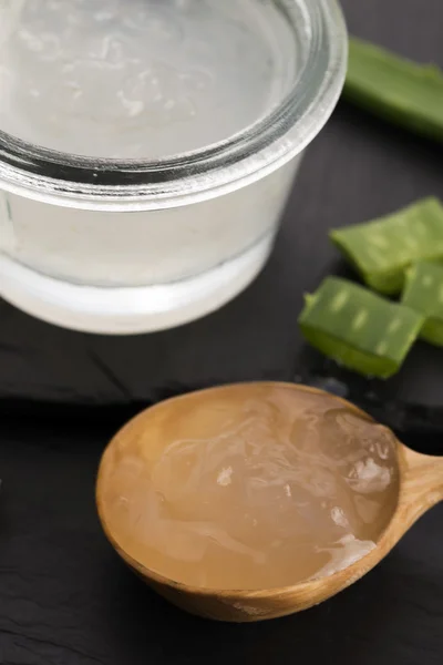 Aloe Vera Saft mit frischen Blättern — Stockfoto