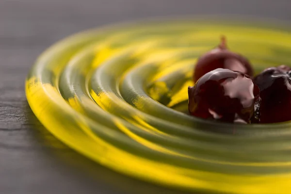 Molecular fruit spaghetti with rowan in syrup — Stock Photo, Image