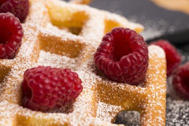 pudra şekeri ve ahududu ile süslenmiş taze gözleme