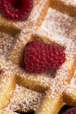 pudra şekeri ve ahududu ile süslenmiş taze gözleme