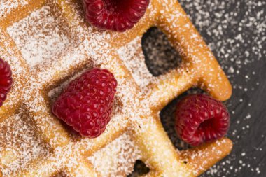 pudra şekeri ve ahududu ile süslenmiş taze gözleme