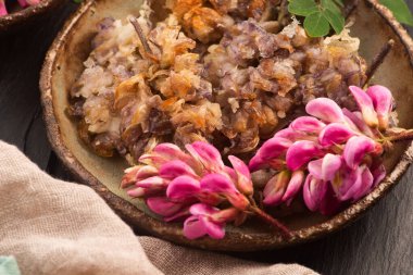 El yapımı Seramik Tabakta Pembe Akasya Çiçeği Tempurası