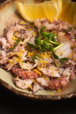 Ahtapot Carpaccio ve Lemon el yapımı seramik kasede.