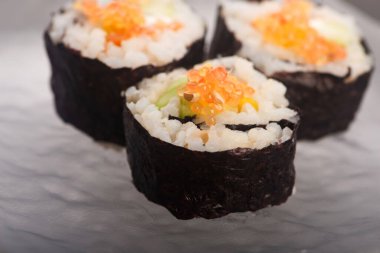 Parmak Kireç Havyarı Garnitürlü California Suşi Yuvarlaması