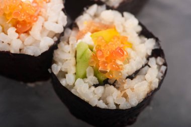 Parmak Kireç Havyarı Garnitürlü California Suşi Yuvarlaması