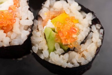 Parmak Kireç Havyarı Garnitürlü California Suşi Yuvarlaması