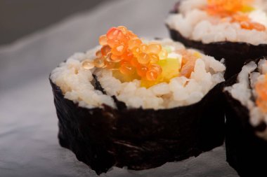 Parmak Kireç Havyarı Garnitürlü California Suşi Yuvarlaması