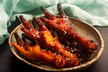 El yapımı seramik kasede Baharatlı Kore Tavuk Ayakları (Dakbal)