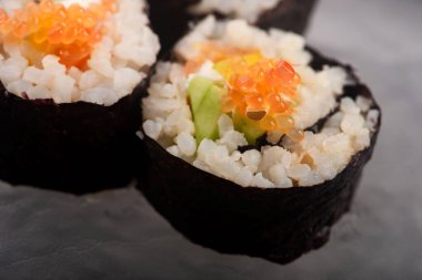 Parmak Kireç Havyarı Garnitürlü California Suşi Yuvarlaması