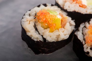 Parmak Kireç Havyarı Garnitürlü California Suşi Yuvarlaması