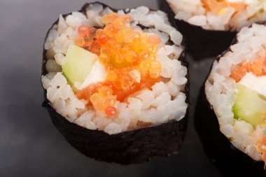 Parmak Kireç Havyarı Garnitürlü California Suşi Yuvarlaması
