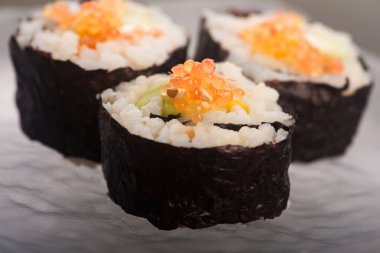 Parmak Kireç Havyarı Garnitürlü California Suşi Yuvarlaması