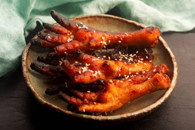 El yapımı seramik kasede Baharatlı Kore Tavuk Ayakları (Dakbal)