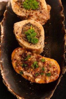 El yapımı seramik kasede Baharat ve Ekmek ile Kızarmış Kemik İliği