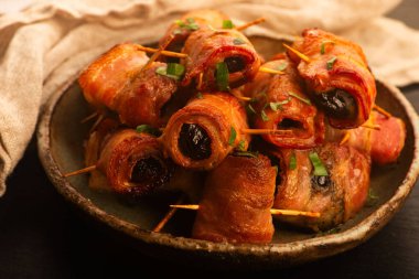 Fırınlanmış Domuz Pastırması El yapımı Seramik Tabağa Sarılı Kuru Üzüm