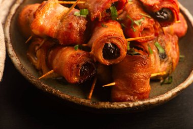 Fırınlanmış Domuz Pastırması El yapımı Seramik Tabağa Sarılı Kuru Üzüm