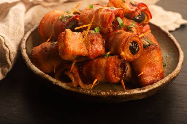 Fırınlanmış Domuz Pastırması El yapımı Seramik Tabağa Sarılı Kuru Üzüm