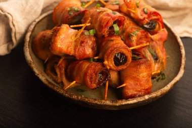 Fırınlanmış Domuz Pastırması El yapımı Seramik Tabağa Sarılı Kuru Üzüm