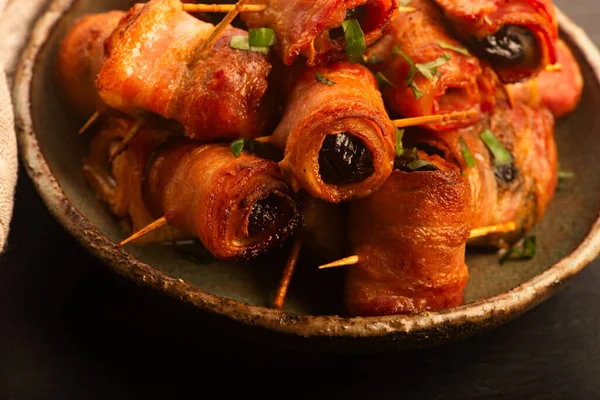 Fırınlanmış Domuz Pastırması El yapımı Seramik Tabağa Sarılı Kuru Üzüm