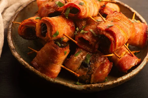 Fırınlanmış Domuz Pastırması El yapımı Seramik Tabağa Sarılı Kuru Üzüm