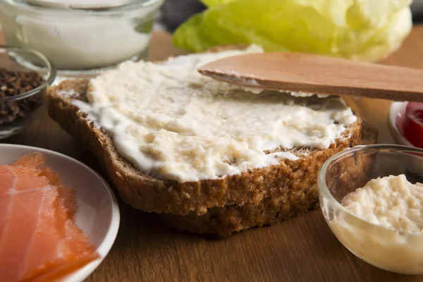 Hälsosam smörgås med ingredienser — Stockfoto