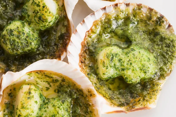 Jakobsmuscheln mit Butter, Knoblauch und Kräutern — Stockfoto