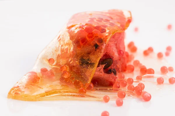 Honung med vattenmelon och jordgubbar kaviar - molekylär gas wrap — Stockfoto