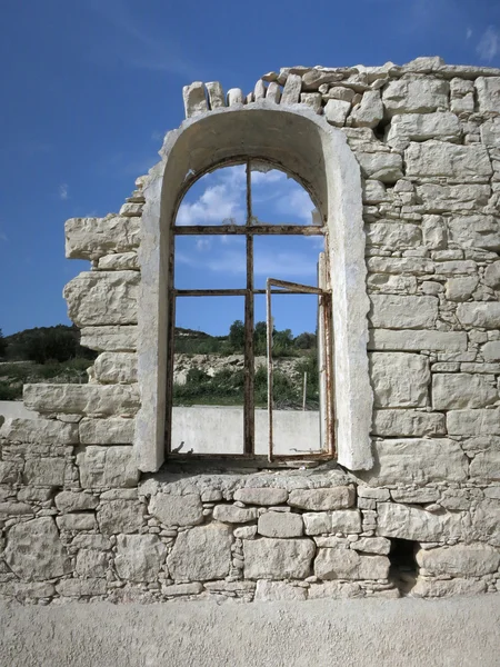 Kirchenfenster verlassen — Stockfoto