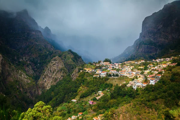 Bergdorp in de vallei van de nonnen — Stockfoto