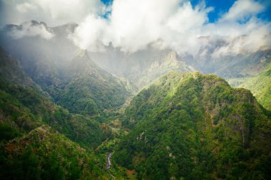 Madeira'nın zirveleri ile bulutlu manzara