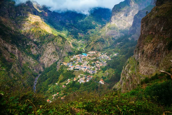 Dorf curral das freiras umgeben von Bergen — Stockfoto