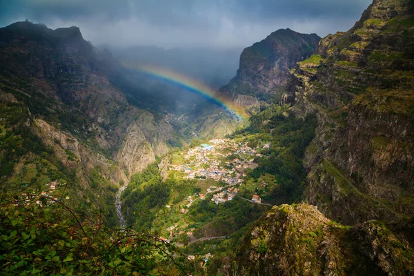 彩虹之上的山村 — 图库照片