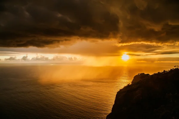 Tormenta nubes oscuras al atardecer sobre el océano Atlántico — Foto de Stock