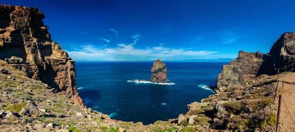 Рок в океані в Сан de Ponta Lourenco — стокове фото