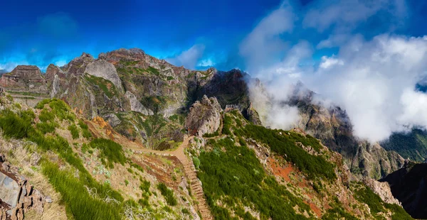 Panoramisch uitzicht op de Pico Arieiro landschap — Stockfoto