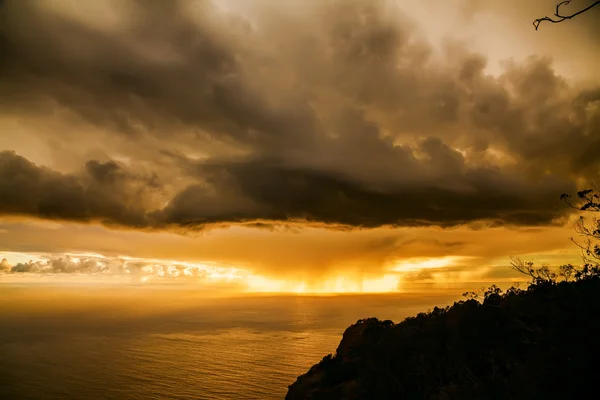 Solnedgång med storm mörka moln och regn — Stockfoto