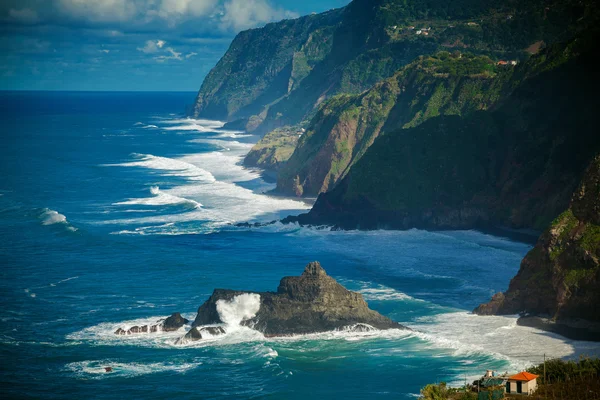 Vista para o mar da costa norte da Madeira — Fotografia de Stock