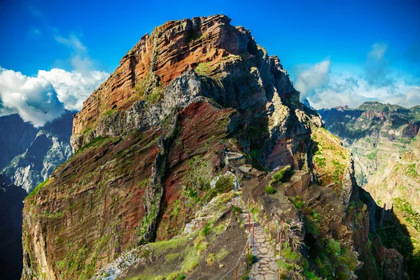 Het grote rotsmassief van de Pico Arieiro omliggende gebieden — Stockfoto