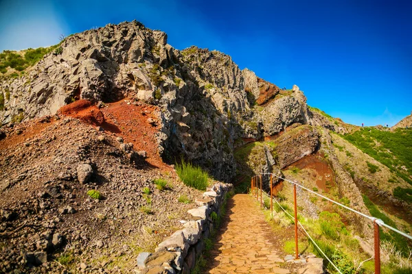 Vulkanisch berglandschap met hiking pad — Stockfoto