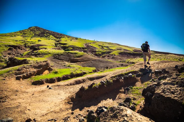 The tourist walking on a trekking path in Madeira — Stock Photo, Image